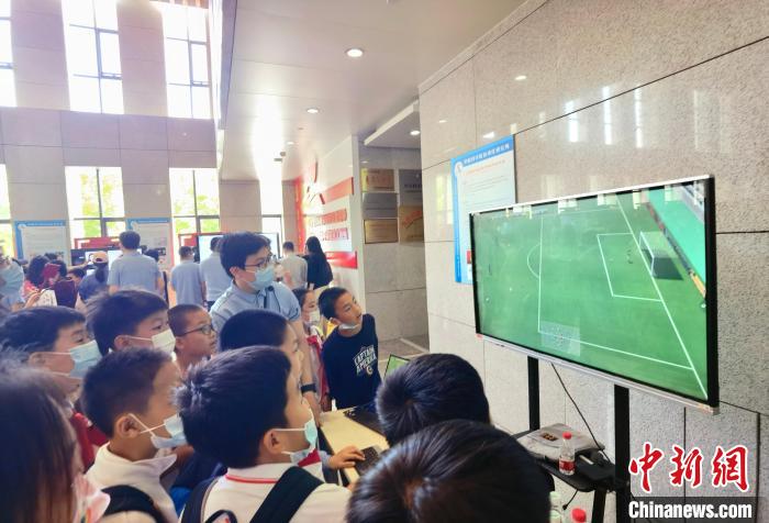 中科院自動化所“自動化之光”公眾科學(xué)日活動現(xiàn)場?！≈锌圃鹤詣踊?供圖