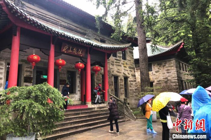 圖為在廬山抗戰(zhàn)博物館外，有不少等待參觀的游客?！蛆i泉 攝