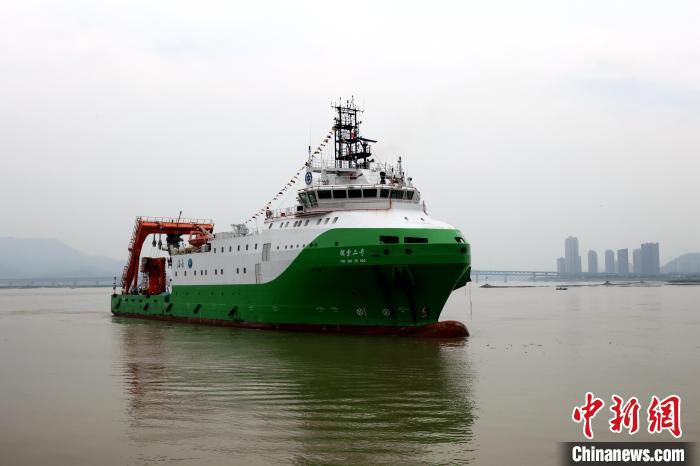 圖為“探索二號”科考船?！堑ぜt 攝