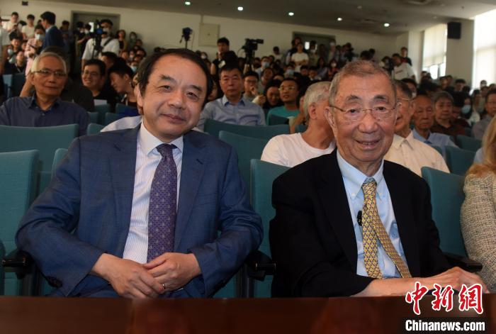 高能論壇開(kāi)始前，丁肇中先生(右)與主持論壇的中科院高能所所長(zhǎng)王貽芳院士合影?！?lt;a target='_blank' href='/'><p  align=
