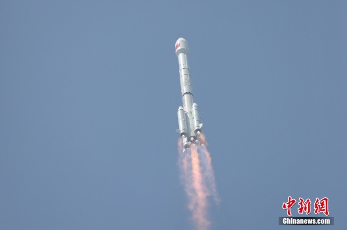 5月17日10時49分，我國在西昌衛(wèi)星發(fā)射中心用長征三號乙運載火箭，成功發(fā)射第五十六顆北斗導航衛(wèi)星。該衛(wèi)星屬地球靜止軌道衛(wèi)星，是我國北斗三號工程的首顆備份衛(wèi)星。入軌并完成在軌測試后，將接入北斗衛(wèi)星導航系統(tǒng)。此次發(fā)射是北斗三號工程高密度組網之后，時隔3年的首發(fā)任務。朱磊 攝