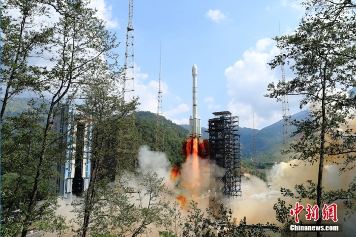 5月17日10時49分，我國在西昌衛(wèi)星發(fā)射中心用長征三號乙運載火箭，成功發(fā)射第五十六顆北斗導航衛(wèi)星。該衛(wèi)星屬地球靜止軌道衛(wèi)星，是我國北斗三號工程的首顆備份衛(wèi)星。入軌并完成在軌測試后，將接入北斗衛(wèi)星導航系統(tǒng)。此次發(fā)射是北斗三號工程高密度組網之后，時隔3年的首發(fā)任務。楊志遠 攝