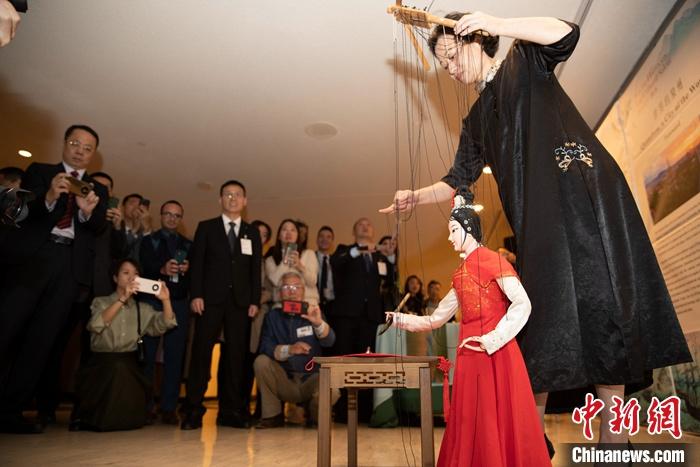 當地時間5月19日，中國常駐聯(lián)合國代表團、中國文化和旅游部、泉州市人民政府在紐約聯(lián)合國總部聯(lián)合舉辦“茶和天下·雅集”主題展覽和招待會。圖為展覽表演泉州提線木偶寫書法。 <a target='_blank' href='/' _fcksavedurl='/'><p  align=