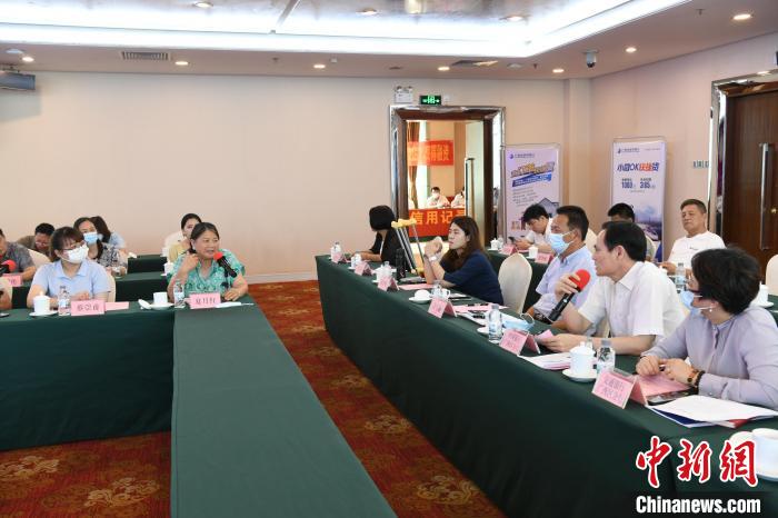 圖為中國銀行廣西分行代表在回應桂林歸義生態(tài)農(nóng)業(yè)有限公司總經(jīng)理夏月紅的貸款需求?！∈Y雪林 攝