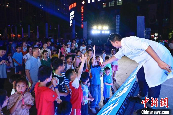 2023年鷹潭市“好奇心”科普節(jié)吸引了不少孩子踴躍參與?！≈鬓k方 供圖