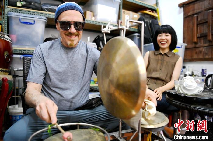 代表團(tuán)成員在漳州木偶表演館開展文化藝術(shù)交流活動?！埥鸫?攝