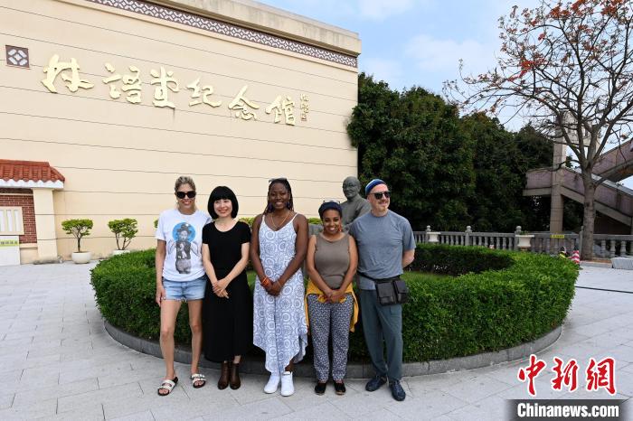 代表團(tuán)成員參訪林語堂紀(jì)念館?！埥鸫?攝