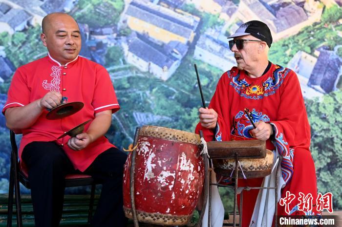 代表團(tuán)成員在漳州市南靖縣與當(dāng)?shù)孛耖g樂隊(duì)臨時(shí)組隊(duì)?！埥鸫?攝