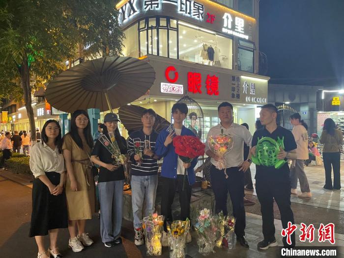 在東陽橫店，宣講團導師、成員與橫店演員(右三)合影。　 東陽市融媒體中心 供圖