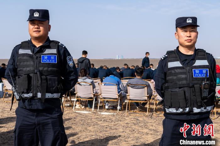 圖為承擔(dān)神舟十六號載人飛船安保任務(wù)的移民管理警察?！∨ｖ?攝