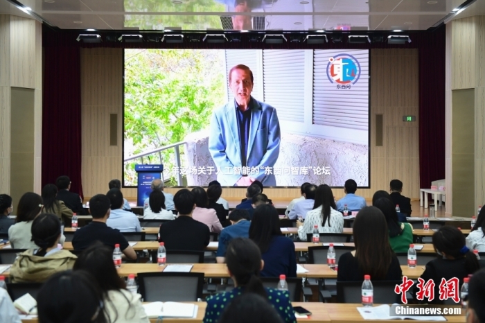 5月30日，<a target='_blank' href='/'>中新社</a>第二屆“東西問智庫”主題論壇在北京舉行，多位中外專家圍繞“AI革命與文明進化”展開討論。圖為美國加州理工學(xué)院電氣工程和計算機科學(xué)教授、人工智能專家亞瑟·阿布-穆斯塔法通過視頻在論壇上作主旨演講。<a target='_blank' href='/'>中新社</a>記者 田雨昊 攝