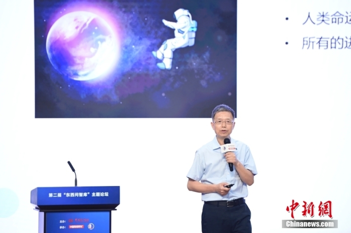 5月30日，<a target='_blank' href='/'>中新社</a>第二屆“東西問智庫”主題論壇在北京舉行，多位中外專家圍繞“AI革命與文明進化”展開討論。圖為北京大學(xué)新聞與傳播學(xué)院教授胡泳在論壇上作主旨演講。<a target='_blank' href='/'>中新社</a>記者 田雨昊 攝