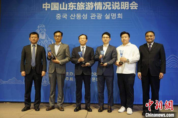 為“好客山東”旅游大使授牌?！⑿?攝