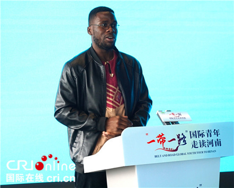 國際青年代表奕曉龍發(fā)言。賈親親 攝