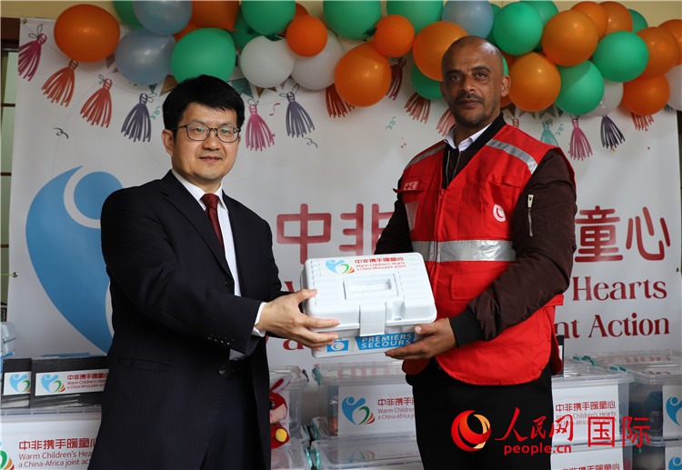 李健大使向孤兒院負(fù)責(zé)人移交捐贈(zèng)物資。人民網(wǎng)記者 王傳寶攝
