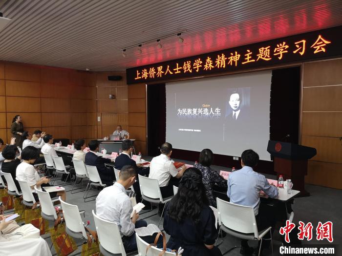 上海交通大學(xué)錢(qián)學(xué)森圖書(shū)館館長(zhǎng)、錢(qián)學(xué)森之子錢(qián)永剛以“為民族復(fù)興選人生”為題作專(zhuān)題報(bào)告。　范宇斌 攝