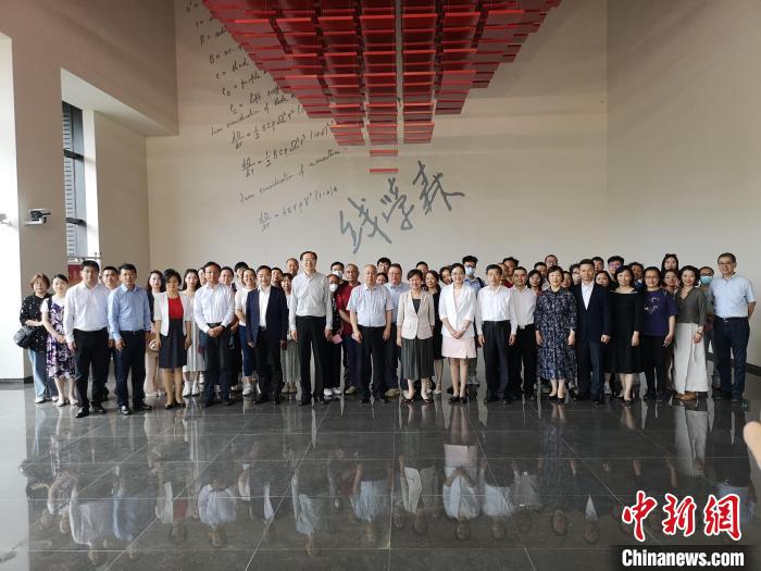 上海僑界人士參觀上海交通大學(xué)錢(qián)學(xué)森圖書(shū)館。　范宇斌 攝