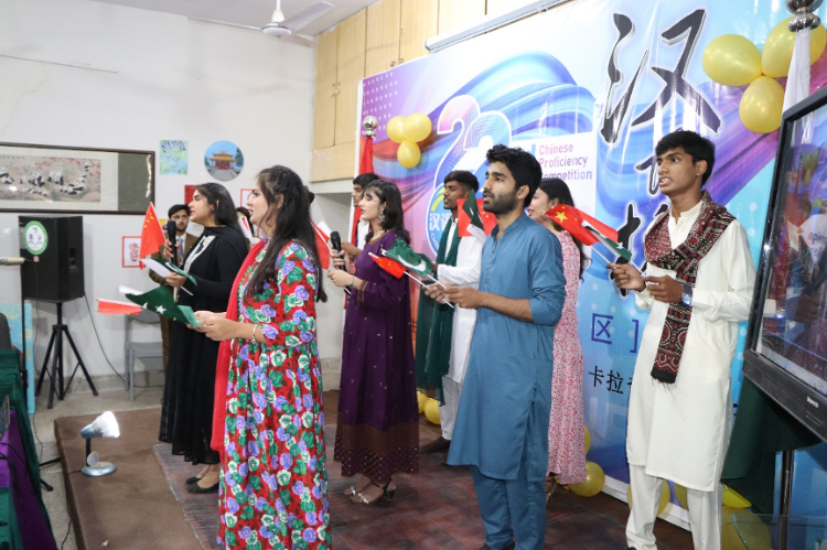 “漢語橋”世界大學(xué)生中文比賽卡拉奇賽區(qū)決賽現(xiàn)場(chǎng)，參賽選手共同演唱中文歌曲。卡拉奇大學(xué)孔子學(xué)院供圖