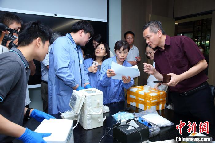 科研人員清點(diǎn)、查看隨神舟十五號(hào)返回地面的空間科學(xué)實(shí)驗(yàn)樣品?！≈锌圃嚎臻g應(yīng)用中心 供圖