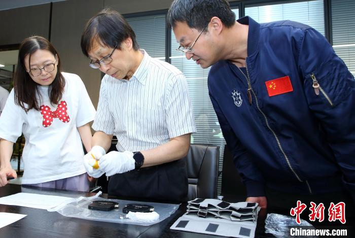 科研人員查看隨神舟十五號(hào)返回地面的空間科學(xué)實(shí)驗(yàn)樣品?！≈锌圃嚎臻g應(yīng)用中心 供圖