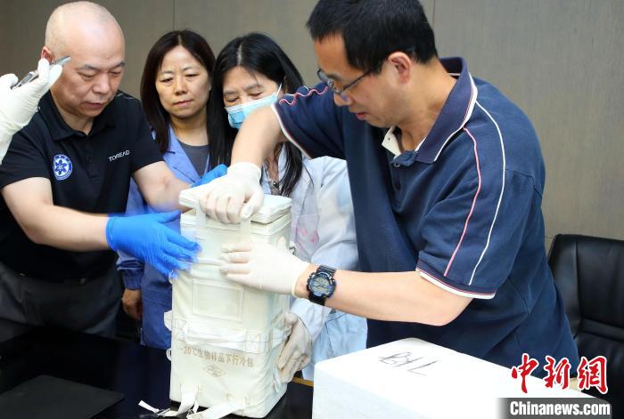 科研人員查看隨神舟十五號(hào)返回地面的空間科學(xué)實(shí)驗(yàn)樣品。　中科院空間應(yīng)用中心 供圖