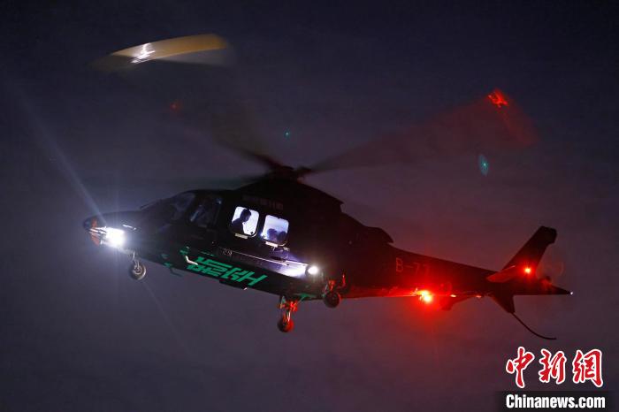 6月3日晚，游客乘坐上海新空直升機有限公司直升機開啟鳥瞰黃浦江空中圓夢之旅。　殷立勤 攝