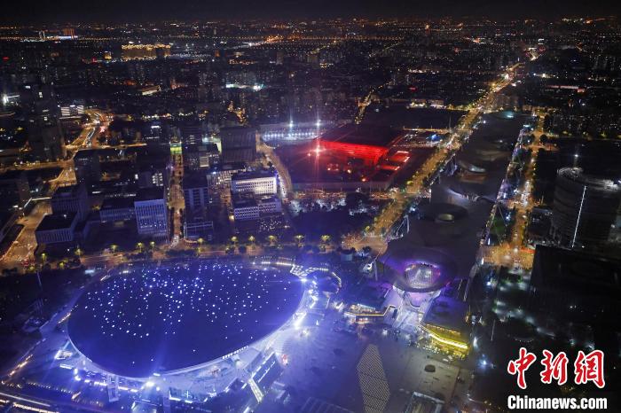 6月3日晚，鳥瞰上海黃浦江兩岸城市夜景?！∫罅⑶?攝