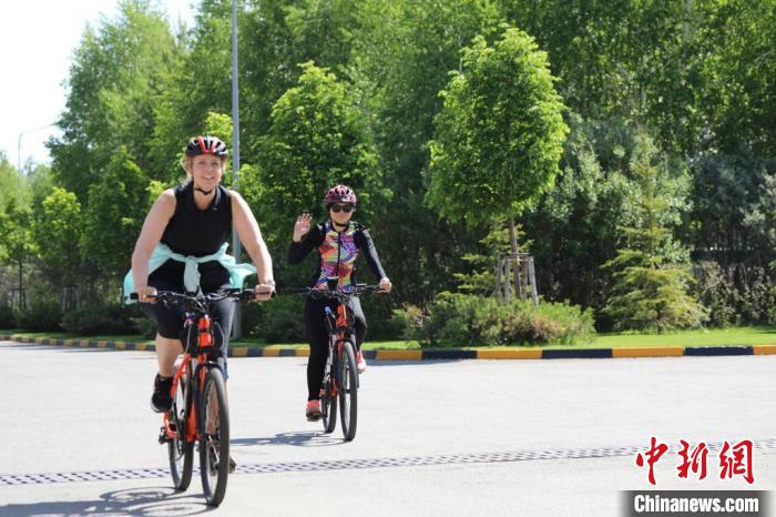 亞信副秘書長(zhǎng)遲方(右一)與聯(lián)合國(guó)駐哈協(xié)調(diào)員在騎行活動(dòng)中。　亞信秘書處供圖