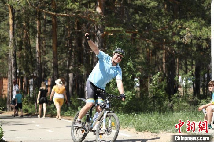 當(dāng)?shù)貢r(shí)間4日，哈外交部副部長(zhǎng)羅曼·瓦西連科在騎行活動(dòng)中。　亞信秘書處供圖