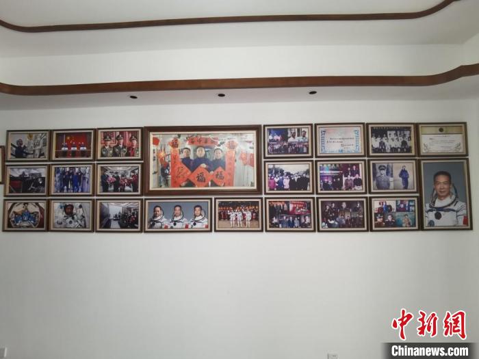 家中的照片墻上，新增了費(fèi)俊龍此次飛天的照片?！＄娚?攝