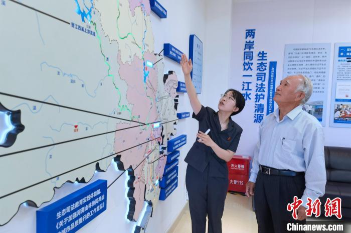 金門(mén)同胞參觀(guān)金門(mén)供水水源生態(tài)司法保護(hù)基地?！O虹 攝