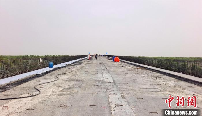 工作人員正在橋面上緊張有序地施工。　史玉江 攝