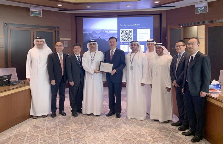 圖為阿布扎比陸上石油公司代表向中企頒發(fā)6600萬安全工時證書。中國石油工程建設(shè)有限公司供圖