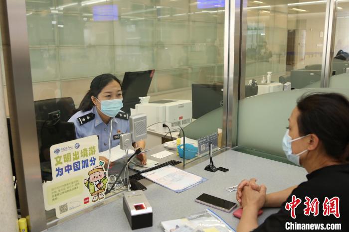 2023年1月9日至5月31日，上海市公安出入境管理部門共受理中國公民出入境證件228.5萬證次?！∩虾Ｊ泄簿止﹫D