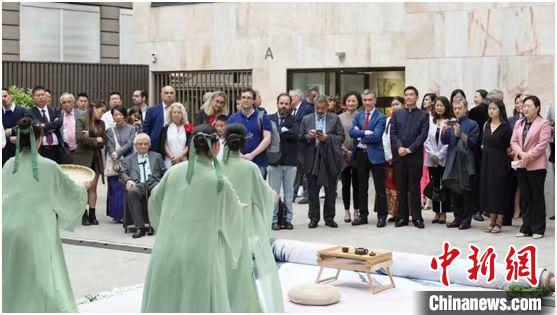 嘉賓觀看茶舞表演?！⌒抨?yáng)市委宣傳部供圖