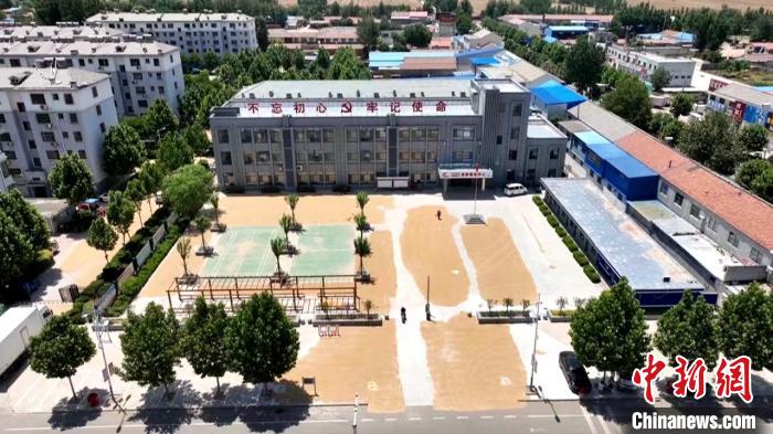 德州陵城區(qū)開放1297處鎮(zhèn)村公共場(chǎng)地，緩解農(nóng)民曬糧難題?！×瓿菂^(qū)委宣傳部供圖