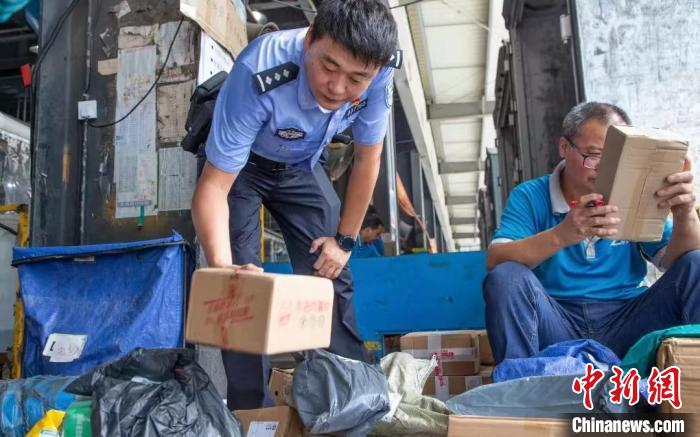 肥東縣公安局針對(duì)劇毒化學(xué)品和易制爆危險(xiǎn)化學(xué)品生產(chǎn)企業(yè)開(kāi)展安全檢查工作?！『戏示焦﹫D