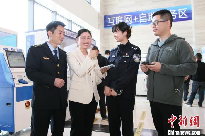 4月10日，安徽合肥，一家運(yùn)輸企業(yè)負(fù)責(zé)人在工作人員的指導(dǎo)下，使用小程序辦理車管業(yè)務(wù)。　合肥警方供圖