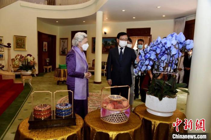 王文天大使介紹中國傳統(tǒng)工藝品及云南的蘭花和鮮果。　中國駐柬埔寨大使館微信公眾號 攝