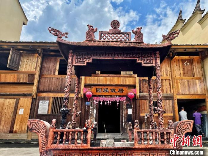 臺灣上趣開新團隊入駐古田縣平湖鎮(zhèn)端上村，以“圓瑛法師故里”為主題打造愛國禪意村?！吻汕?攝