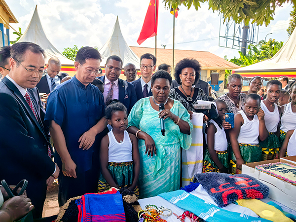 中國(guó)駐烏干達(dá)大使張利忠（右二）出席活動(dòng)。 田雨攝