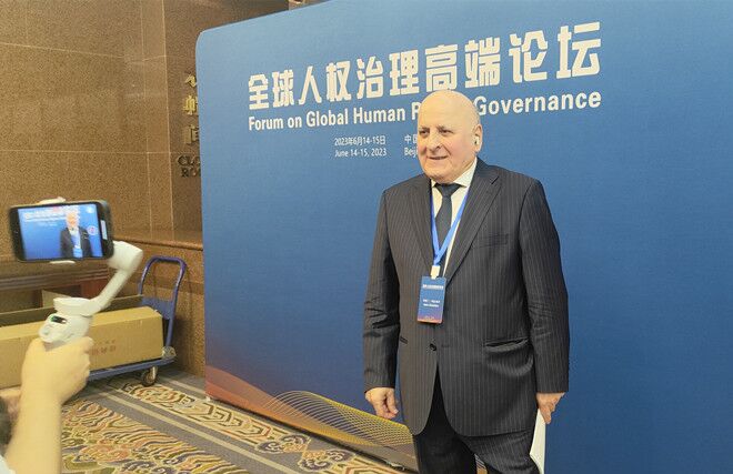 聯(lián)合國經(jīng)濟(jì)、社會及文化權(quán)利委員會副主席兼報(bào)告員、莫斯科國際關(guān)系學(xué)院國際法系主任阿斯蘭·阿巴希澤接受人民網(wǎng)記者采訪。圖片來源：視頻截圖