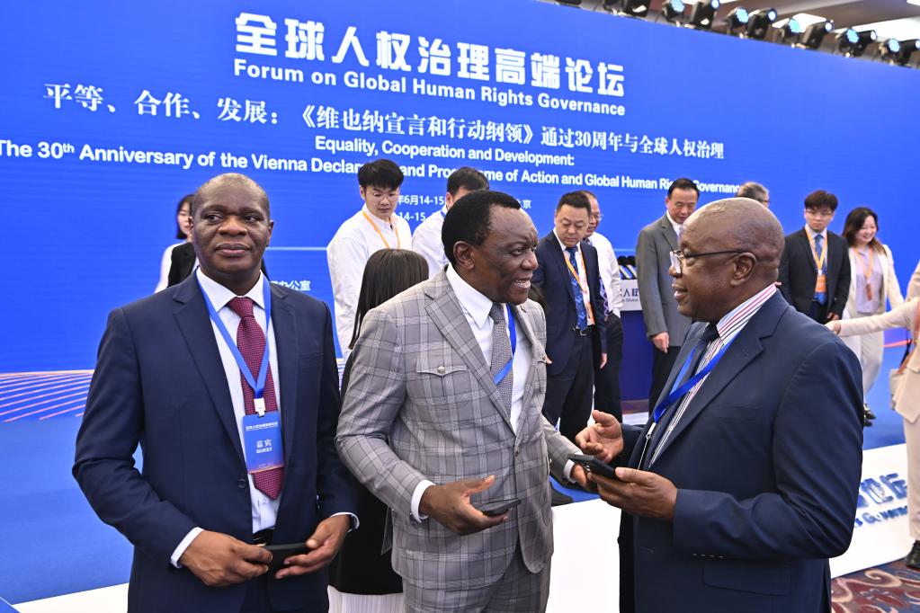 6月14日，與會者在論壇現(xiàn)場交流。新華社記者 李鑫 攝