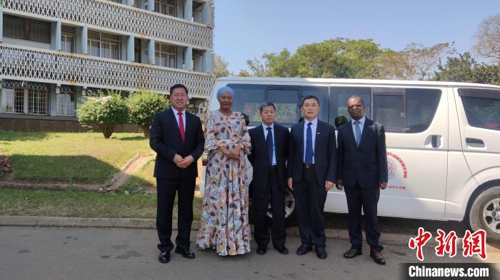 捐贈(zèng)儀式現(xiàn)場(chǎng)。　受訪者供圖