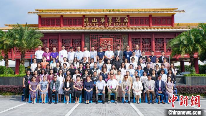 與會(huì)嘉賓合影留念?！×_詩(shī)慶 攝