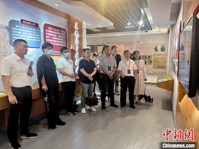 與會(huì)人員在后陳村走訪。　董易鑫 攝