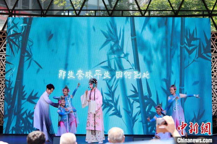 開幕式上舞臺展演之一《水舞昆韻》。