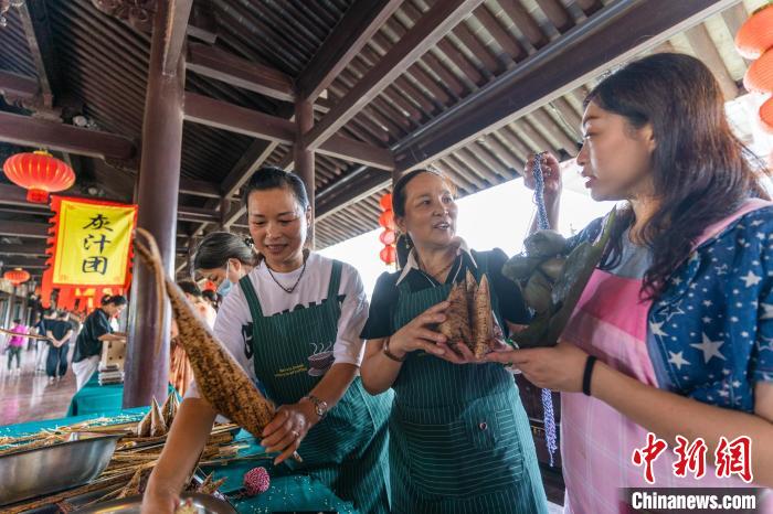 包粽子現(xiàn)場?！⌒弥?攝