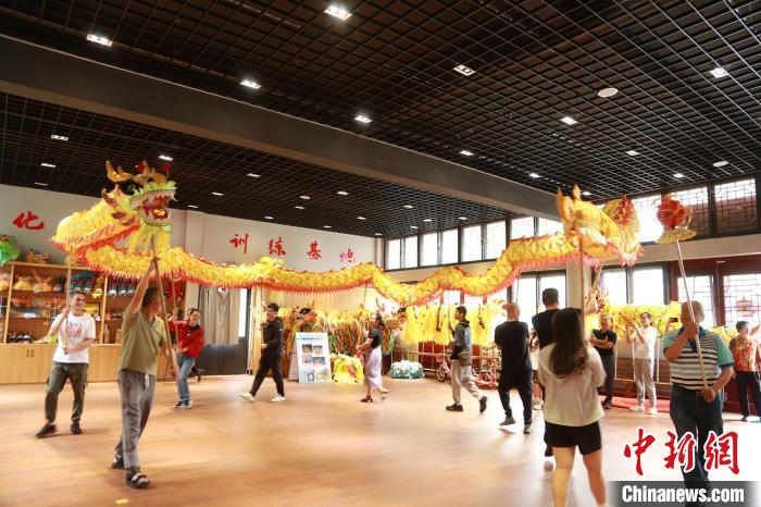 臺胞臺屬體驗舞龍?！≈芪的裙﹫D