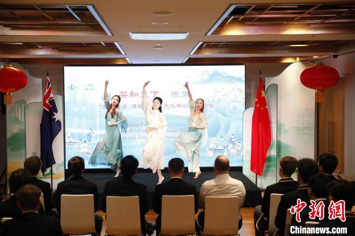 澳大利亞悉尼中學(xué)生參加“茶和天下”雅集文化體驗活動。圖為悉尼夕月組合的茶舞表演《福茶香飄》?！☆檿r宏 攝